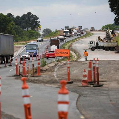  SAPUCAIA DO SUL, RS, BRASIL, 30-11-2020: Obras na RS-118, proximo ao acesso pela BR-116. Obras de duplicacao da RS-118, trecho de 22 quilometros entre a BR-116 e a BR-290, a Freeway, entre Sapucaia do Sul e Gravatai.  (Foto: Mateus Bruxel / Agencia RBS)Indexador: Mateus Bruxel<!-- NICAID(14656770) -->