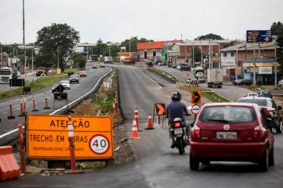  SAPUCAIA DO SUL, RS, BRASIL, 30-11-2020: Trecho interditado. Obras na RS-118, proximo ao acesso pela BR-116. Obras de duplicacao da RS-118, trecho de 22 quilometros entre a BR-116 e a BR-290, a Freeway, entre Sapucaia do Sul e Gravatai.  (Foto: Mateus Bruxel / Agencia RBS)Indexador: Mateus Bruxel<!-- NICAID(14656775) -->