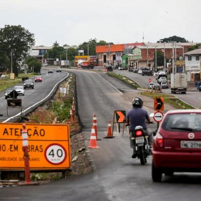  SAPUCAIA DO SUL, RS, BRASIL, 30-11-2020: Trecho interditado. Obras na RS-118, proximo ao acesso pela BR-116. Obras de duplicacao da RS-118, trecho de 22 quilometros entre a BR-116 e a BR-290, a Freeway, entre Sapucaia do Sul e Gravatai.  (Foto: Mateus Bruxel / Agencia RBS)Indexador: Mateus Bruxel<!-- NICAID(14656775) -->