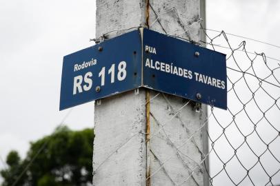  SAPUCAIA DO SUL, RS, BRASIL, 30-11-2020: Placa identifica rua Alcebiades Tavares e RS-118, onde moradores costumam atravessar e reclamam de ausencia de passarela sobre a rodovia. Obras de duplicacao da RS-118, trecho de 22 quilometros entre a BR-116 e a BR-290, a Freeway, entre Sapucaia do Sul e Gravatai.  (Foto: Mateus Bruxel / Agencia RBS)Indexador: Mateus Bruxel<!-- NICAID(14656778) -->