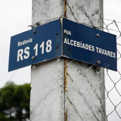  SAPUCAIA DO SUL, RS, BRASIL, 30-11-2020: Placa identifica rua Alcebiades Tavares e RS-118, onde moradores costumam atravessar e reclamam de ausencia de passarela sobre a rodovia. Obras de duplicacao da RS-118, trecho de 22 quilometros entre a BR-116 e a BR-290, a Freeway, entre Sapucaia do Sul e Gravatai.  (Foto: Mateus Bruxel / Agencia RBS)Indexador: Mateus Bruxel<!-- NICAID(14656778) -->