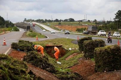  GRAVATAI, RS, BRASIL, 30-11-2020: Colocacao de grama as margens da rodovia. Obras de duplicacao da RS-118, trecho de 22 quilometros entre a BR-116 e a BR-290, a Freeway, entre Sapucaia do Sul e Gravatai.  (Foto: Mateus Bruxel / Agencia RBS)Indexador: Mateus Bruxel<!-- NICAID(14656781) -->