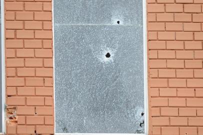  Criciúma, SC, BRASIL, 01/12/2020- Criminosos armados assaltam bancos, fazem reféns e sitiam área central de Criciúma. Na foto- 9° Batalhão de Policia Militar da sexta região, alvejado. Foto:  Ronaldo Bernardi / Agencia RBS<!-- NICAID(14657480) -->