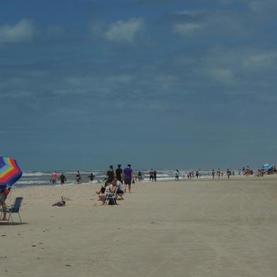  ARROIO DO SAL, RS, BRASIL (31/10/2020)Reportagem confere estado das praias durante o feriado. Na foto, praia de Arroio do Sal.  (Antonio Valiente/Agência RBS)<!-- NICAID(14631283) -->