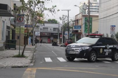  CRICIÚMA, SC, BRASIL - 01.12.2020 - A madrugada desta terça-feira, dia 1°, foi de violência e terror para os criciumenses. Criminosos fortemente armados sitiaram a cidade, efetuaram disparos com rifle em diversos bairros e arrombaram a agência do Banco do Brasil, no Centro do município.<!-- NICAID(14657813) -->