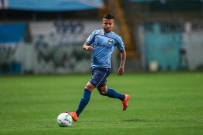 Gremio x CoritibaRS - FUTEBOL/CAMPEONATO BRASILEIRO 2020 /GREMIO X CORITIBA - ESPORTES - Lance da partida entre Gremio e Coritiba disputada na noite deste quarta-feira, na Arena do Gremio, em partida valida pela Campeonato Brasileiro 2020. FOTO: LUCAS UEBEL/GREMIO FBPAEditoria: SPOLocal: Porto AlegreIndexador: Lucas UebelSecao: futebolFonte: Gremio.netFotógrafo: Gremio x Coritiba<!-- NICAID(14611817) -->