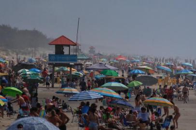  CAPÃO DA CANOA, RS, BRASIL - 01.11.2020 - Ambiental na praia de Capão da Canoa, litoral norte do RS. (Foto: Lauro Alves/Agencia RBS)<!-- NICAID(14631455) -->