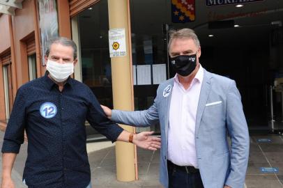  CAXIAS DO SUL, RS, BRASIL (15/11/2020)Eleições 2020. Colégio eleitoral Murialdo. na foto, ex prefeito Alceu Barbosa Velho e candidato Nespolo. (Antonio Valiente/Agência RBS)<!-- NICAID(14643198) -->