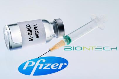  (FILES) Illustration file photo taken on November 23, 2020 showing a bottle reading Vaccine COVID-19 and a syringe next to the Pfizer and BioNtech logos. - Mexico could receive the first vaccines against COVID-19 developed by Pfizer and BioNTech in December if the processes for their approval are accomplished in the estimated time, announced on November 24, 2020 Mexican Minister of Foreign Affairs Marcelo Ebrard. (Photo by JOEL SAGET / AFP)Editoria: HTHLocal: Mexico CityIndexador: JOEL SAGETSecao: diseaseFonte: AFPFotógrafo: STF<!-- NICAID(14655918) -->