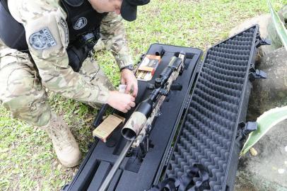  BRASIL,SC,2020,11,02.Gupamento Aéreo saindo para fazer buscas aos assaltante do Banco Brasil,em Cricíuma,eronave equipada com atiradores de elite e um sniper.(RONALDO BERNARDI/AGENCIA RBS).<!-- NICAID(14658404) -->