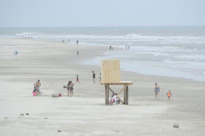  TORRES, RS, BRASIL,02/12/2020 - Frequentadores de Torres desrespeitam o decreto do governo e aproveitam a praia na faixa de areia.  Foto: Ronaldo Bernardi  / Agencia RBS<!-- NICAID(14658478) -->