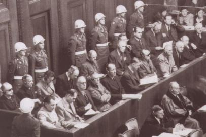 Nazistas réus no julgamento de Nuremberg. Na segunda fila, o terceiro da direita para esquerda, está Albert Speer, ministro de Armamentoe Munições de Adolf Hitler#PÁGINA:98#PASTA: 005771 Fotógrafo: Não se Aplica<!-- NICAID(1863502) -->