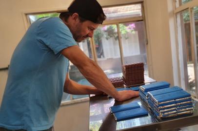 André Passow faz os chocolates da Magian Cacao nos fundos de sua casa<!-- NICAID(14658719) -->