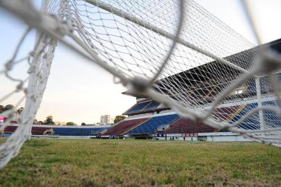  CAXIAS DO SUL, RS, BRASIL, 26/08/2020. SER Caxias x Grêmio, primeiro jogo da final do Campeonato Gaúcho 2020 (Gauchão 2020), realizado no estádio Francisco Stédile (Estádio Centenário). A partida reúne o ganhador da Taça Cel. Ewaldo Poeta (1º turno) e o vencedor da Taça Francisco Novelletto Neto (2º turno). (Porthus Junior/Agência RBS)<!-- NICAID(14577202) -->