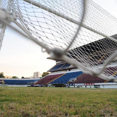  CAXIAS DO SUL, RS, BRASIL, 26/08/2020. SER Caxias x Grêmio, primeiro jogo da final do Campeonato Gaúcho 2020 (Gauchão 2020), realizado no estádio Francisco Stédile (Estádio Centenário). A partida reúne o ganhador da Taça Cel. Ewaldo Poeta (1º turno) e o vencedor da Taça Francisco Novelletto Neto (2º turno). (Porthus Junior/Agência RBS)<!-- NICAID(14577202) -->