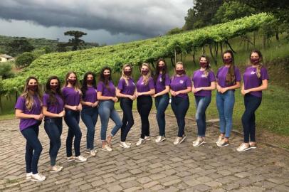  Candidatas da Festa da Uva 2022 na propriedade da Vinícola De Mori, quando tiveram palestra sobre a origem das uvas na nossa região.<!-- NICAID(14658850) -->