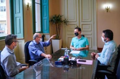 O Prefeito Nelson Marchezan Junior recebe Cezar Schirmer, coordenador da equipe de transiÃ§Ã£o, para reuniÃ£o no PaÃ§o Municipal. FOTO: Jefferson Bernardes/ PMPA<!-- NICAID(14659036) -->