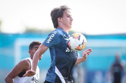 O zagueiro Geromel participa de treino do Grêmio no CT Luiz Carvalho.