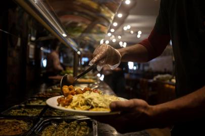  PORTO ALEGRE, RS, BRASIL,10/09/2020-Self-service de volta aos buffets. Decreto da prefeitura libera, a partir desta quinta-feira, que clientes de restaurantes que operem buffets sirvam os próprios pratos. Até então, os pratos só podiam ser servidos por funcionários. Imagens no Restaurante Imperatore, no bairro Cidade Baixa. Foto: Jefferson Botega / Agencia RBSIndexador: Jefferson Botega<!-- NICAID(14588781) -->