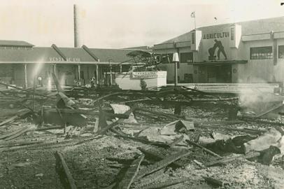 Incêndio do avião Duque de Caxias, exposto no antigo pavilhão da Festa da Uva, em 1950. As chamas consumiram uma relíquia dos céus: o Duque de Caxias, primeiro avião de treinamento doado ao Aeroclube pela Campanha Nacional da Aviação, lançada pelo governo de Getúlio Vargas, em 1941.Exposto no pavilhão, o conhecido ¿Duque¿ teve sua fuselagem totalmente destruída, restando apenas o motor e o esqueleto ¿ exatamente no momento em que o Aeroclube receberia o milésimo avião doado por essa campanha.<!-- NICAID(12030470) -->