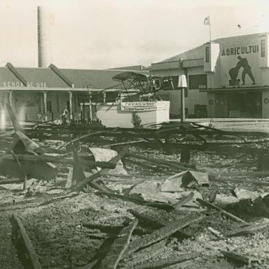 Incêndio do avião Duque de Caxias, exposto no antigo pavilhão da Festa da Uva, em 1950. As chamas consumiram uma relíquia dos céus: o Duque de Caxias, primeiro avião de treinamento doado ao Aeroclube pela Campanha Nacional da Aviação, lançada pelo governo de Getúlio Vargas, em 1941.Exposto no pavilhão, o conhecido ¿Duque¿ teve sua fuselagem totalmente destruída, restando apenas o motor e o esqueleto ¿ exatamente no momento em que o Aeroclube receberia o milésimo avião doado por essa campanha.<!-- NICAID(12030470) -->