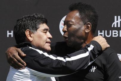  (FILES) In this file photo taken on June 09, 2016 former Argentinian football international Diego Maradona (L) and former Brazilian footballer Pele pose after a football match organised by Swiss luxury watchmaker Hublot at the Jardin du Palais Royal in Paris, on the eve of the Euro 2016 European football championships. - Argentinian football legend Diego Maradona passed away on November 25, 2020. (Photo by PATRICK KOVARIK / AFP)Editoria: SPOLocal: ParisIndexador: PATRICK KOVARIKSecao: soccerFonte: AFPFotógrafo: STF<!-- NICAID(14652136) -->