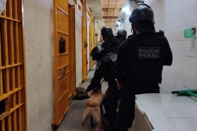 A Polícia Civil deflagrou na manhã desta quinta-feira (3), em Jaguarão, no sul do Estado, a segunda fase da Operação Irmandade. O principal alvo da ação foi um apenado da penitenciária de Montenegro, no Vale do Caí, que, de dentro do presídio, passava ordens para a distribuição de drogas.<!-- NICAID(14659670) -->