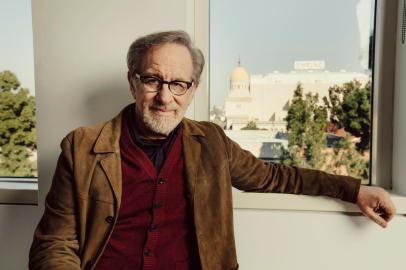 GENOCIDE-POPESCU-ART-LSPR-122518Filmmaker Steven Spielberg, the founder of the U.S.C. Shoah Foundation, in its newly expanded offices at the University of Southern California in Los Angeles, Dec. 11, 2018. Spielberg is reissuing his film âSchindlerâs List,â as he expands the mission of the Shoah Foundation through video testimonies of genocide survivors. (Rozette Rago/The New York Times)Editoria: ELocal: LOS ANGELESIndexador: ROZETTE RAGOFonte: NYTNSFotógrafo: STR<!-- NICAID(13898506) -->