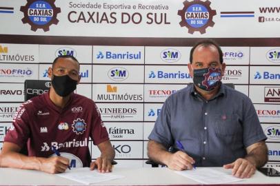 Caxias acerta contratação do zagueiro Renato, 31 anos<!-- NICAID(14659967) -->