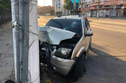 Motorista fica ferido após carro bater em poste na avenida Assis Brasil, em Porto Alegre. <!-- NICAID(14660472) -->