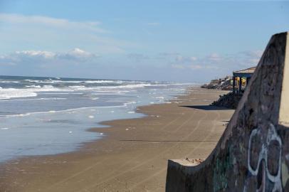  SANTA VITÓRIA DO PALMAR-RS-BRASIL-O Rio Grande do Sul foi palco de desastres ambientais que deixaram marcas profundas nas últimas décadas. Deixaram lições e reforçaram o movimento ecologista no Estado, mas, até hoje, ainda representam algum grau de ameaça para a população. Praia do Hermenegildo, onde ocorreu a Maré Vermelha e o acidente com o navio Taquary, que naufragou no litoral uruguaio carregado com produtos químicos, matando animais e peixes.  FOTO FERNANDO GOMES/ZERO HORA.<!-- NICAID(12973649) -->