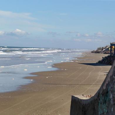  SANTA VITÓRIA DO PALMAR-RS-BRASIL-O Rio Grande do Sul foi palco de desastres ambientais que deixaram marcas profundas nas últimas décadas. Deixaram lições e reforçaram o movimento ecologista no Estado, mas, até hoje, ainda representam algum grau de ameaça para a população. Praia do Hermenegildo, onde ocorreu a Maré Vermelha e o acidente com o navio Taquary, que naufragou no litoral uruguaio carregado com produtos químicos, matando animais e peixes.  FOTO FERNANDO GOMES/ZERO HORA.<!-- NICAID(12973649) -->