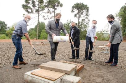 Lançada a pedra fundamental da Escola do SENAI em Flores da Cunha. Da esquerda para a direita: Gilberto Boscato (vice-presidente do CE), Alessandro Cavagnolli (presidente do CE ¿ segurando a cápsula do tempo), César Modena (representante do SENAI ¿ Gerente de Operações do SENAI ¿ RS), Lídio Scortegagna (atual prefeito de Flores da Cunha), Tiago Paviani (ex-presidente do Centro Empresarial).<!-- NICAID(14660584) -->