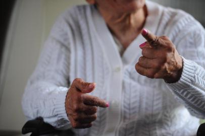 CAXIAS DO SUL, RS, BRASIL (30/09/2020)Idosos que vivem em asilos de Caxias contam como encaram a saudades em meio à pandemia. Na foto, Vera Regina Mello, 68 anos.  (Antonio Valiente/Agência RBS)<!-- NICAID(14605387) -->