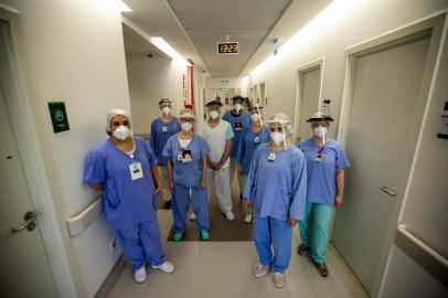  PORTO ALEGRE, RS, BRASIL - Esgotamento de profissioanais da saúde que trabalham na UTI Covid do Hospital de Clínicas de Porto Alegre. Na foto equipe da manhã que está saindo da UTI para troca de equipe.Indexador: Jefferson Botega<!-- NICAID(14659907) -->