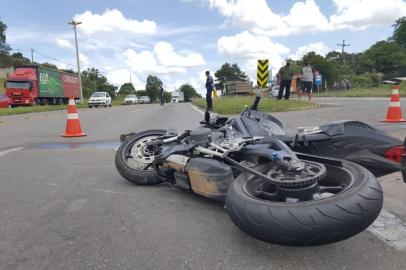 Um motociclista de 33 anos morreu em um acidente na RS-122, em Caxias do Sul, no início da tarde desta sexta-feira (4). O veículo colidiu contra um caminhão que fazia o retorno em frente a uma empresa. <!-- NICAID(14660999) -->