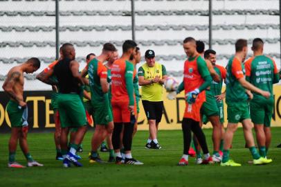  CAXIAS DO SUL, RS, BRASIL, 04/12/2020. Treino do Juventude no estádio Alfredo Jaconi. O Ju enfrenta a Chapecoense, no próximo sábado (05/12) pela série B do Campeonato Brasileiro. Na foto, técnico Pintado (C). (Porthus Junior/Agência RBS)Indexador: Porthus Junior                  <!-- NICAID(14661082) -->