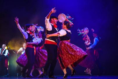 The Akragas Folk Dance Group, da Itália, um dos grupos competidores no Festival Internacional de Folclore de Nova Prata.<!-- NICAID(14661151) -->