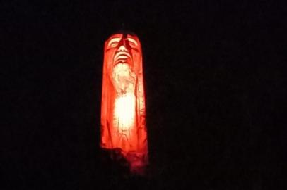 Monumento em Caxias está laranja para promover campanha pelo fim da violência contra a mulher<!-- NICAID(14661441) -->