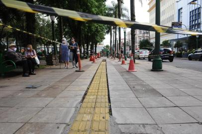  CAXIAS DO SUL, RS, BRASIL (04/12/2020)Instalação de piso tátil na Praça Dante. (Antonio Valiente/Agência RBS)<!-- NICAID(14660662) -->