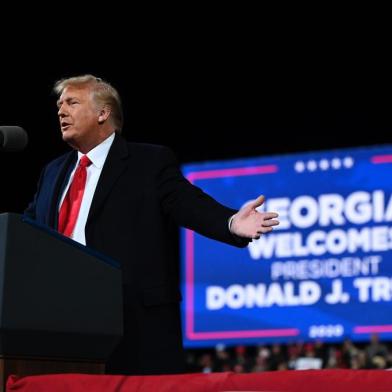 US president Donald Trump speaks at a rally to support Republican Senate candidates at Valdosta Regional Airport in Valdosta, Georgia on December 5, 2020. - President Donald Trump ventures out of Washington on Saturday for his first political appearance since his election defeat to Joe Biden, campaigning in Georgia where two run-off races will decide the fate of the US Senate. (Photo by Andrew CABALLERO-REYNOLDS / AFP)<!-- NICAID(14661563) -->