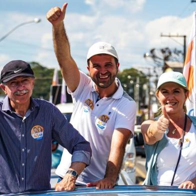 Adiló Didomenico, deputado Neri, O Carteiro e Paula Ioris em carreata<!-- NICAID(14661726) -->