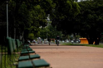  PORTO ALEGRE, RS, BRASIL, 06-12-2020: Pessoas caminham na Redenção. Decreto proibe a permanência em parques, praças e praias e orienta distanciamento social.<!-- NICAID(14661826) -->