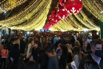 Aglomeração na Rua Coberta em Gramado <!-- NICAID(14662361) -->