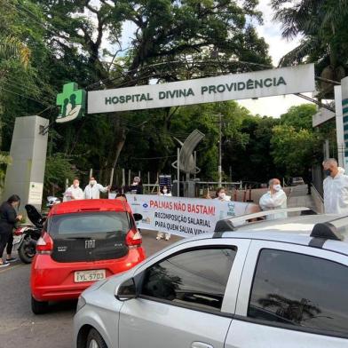 Com o mesmo propósito da manhã passada, trabalhadores ligados ao sindisaude-RS realizam protesto nesta terça-feira (8), em Porto Alegre. Pedindo por recomposição salarial, os sindicalistas trancaram o acesso do Hospital Divina Providência, no bairro Cascata, zona sul de Porto Alegre. A manifestação iniciou as 6h15, com doze pessoas vestindo roupas brancas e segurando faixas:<!-- NICAID(14662831) -->