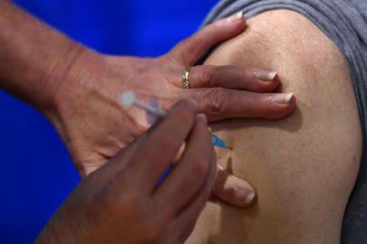  A nurse administers the Pfizer-BioNTech COVID-19 vaccine to a man at a health centre in Cardiff, South Wales on December 8, 2020. - Britain on December 8 hailed a turning point in the fight against the coronavirus pandemic, as it begins the biggest vaccination programme in the countrys history with a new Covid-19 jab. (Photo by JUSTIN TALLIS / POOL / AFP)Editoria: HTHLocal: CardiffIndexador: JUSTIN TALLISSecao: epidemic and plagueFonte: POOLFotógrafo: STF<!-- NICAID(14662838) -->