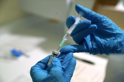  A needle is filled from a phial of Pfizer-BioNTech Covid-19 vaccine at the Royal Victoria Infirmary in Newcastle, northeast England on December 8, 2020. - Britain on December 8 hailed a turning point in the fight against the coronavirus pandemic, as it begins the biggest vaccination programme in the country's history with a new Covid-19 jab. (Photo by Owen Humphreys / POOL / AFP)Editoria: HTHLocal: NewcastleIndexador: OWEN HUMPHREYSSecao: preventative medicineFonte: POOLFotógrafo: STR<!-- NICAID(14662845) -->