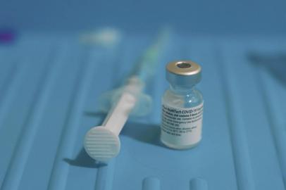  A photograph shows a needle next to a phial of the Pfizer-BioNTech Covid-19 vaccine at the Royal Victoria Infirmary in Newcastle, northeast England on December 8, 2020. - Britain on December 8 hailed a turning point in the fight against the coronavirus pandemic, as it begins the biggest vaccination programme in the country's history with a new Covid-19 jab. (Photo by Owen Humphreys / POOL / AFP)Editoria: HTHLocal: NewcastleIndexador: OWEN HUMPHREYSSecao: preventative medicineFonte: POOLFotógrafo: STR<!-- NICAID(14662847) -->