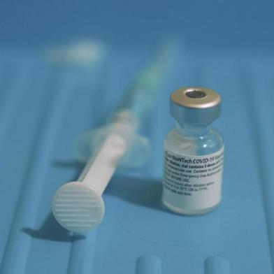  A photograph shows a needle next to a phial of the Pfizer-BioNTech Covid-19 vaccine at the Royal Victoria Infirmary in Newcastle, northeast England on December 8, 2020. - Britain on December 8 hailed a turning point in the fight against the coronavirus pandemic, as it begins the biggest vaccination programme in the countrys history with a new Covid-19 jab. (Photo by Owen Humphreys / POOL / AFP)Editoria: HTHLocal: NewcastleIndexador: OWEN HUMPHREYSSecao: preventative medicineFonte: POOLFotógrafo: STR<!-- NICAID(14662847) -->