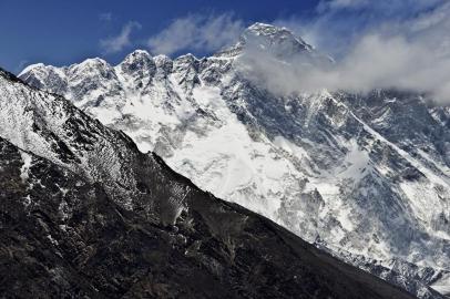 (ARQUIVO) Nesta fotografia tirada em 20 de abril de 2015, o Monte Everest (Fundo) eo maciço de Nupse-Lohtse (primeiro plano) são vistos da vila de Tembuche, na região de Kumbh, no nordeste do Nepal.Um alpinista americano morreu no dia 21 de maio de 2017, no caminho para a cúpula do Monte Everest, disseram os organizadores da expedição, a última morte que matou a temporada de escalada em andamento. O montanhista de 50 anos morreu perto da Varanda, uma pequena plataforma acima da marca de 8.000 metros considerada a "zona de morte" da montanha. / AFP PHOTO / ROBERTO SCHMIDT<!-- NICAID(12925902) -->